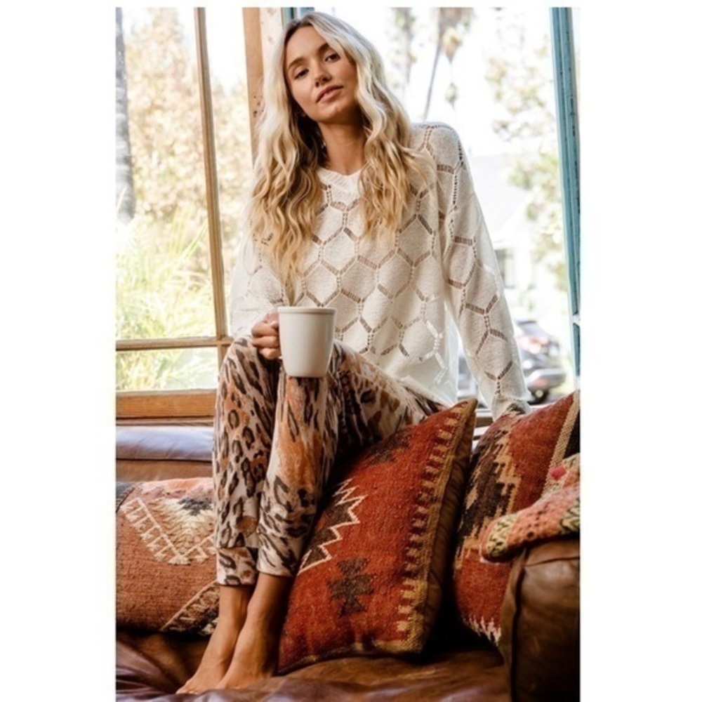 CADRE’ Scallop Shell‎ Detail Sweater - Picture 2 of 4